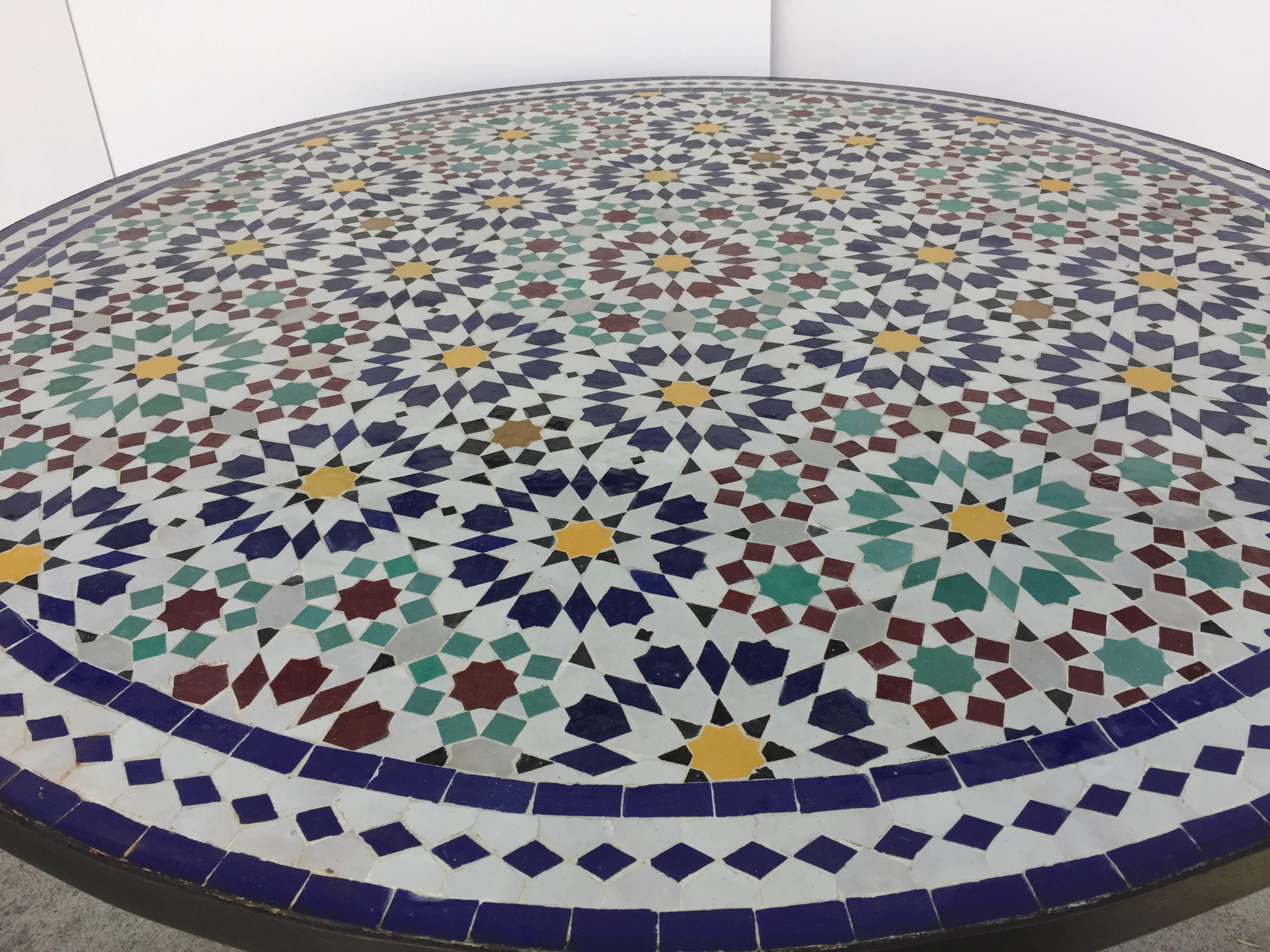 Mauresque Table d'extérieur marocaine ronde en mosaïque avec carreaux, design mauresque de Fez en vente