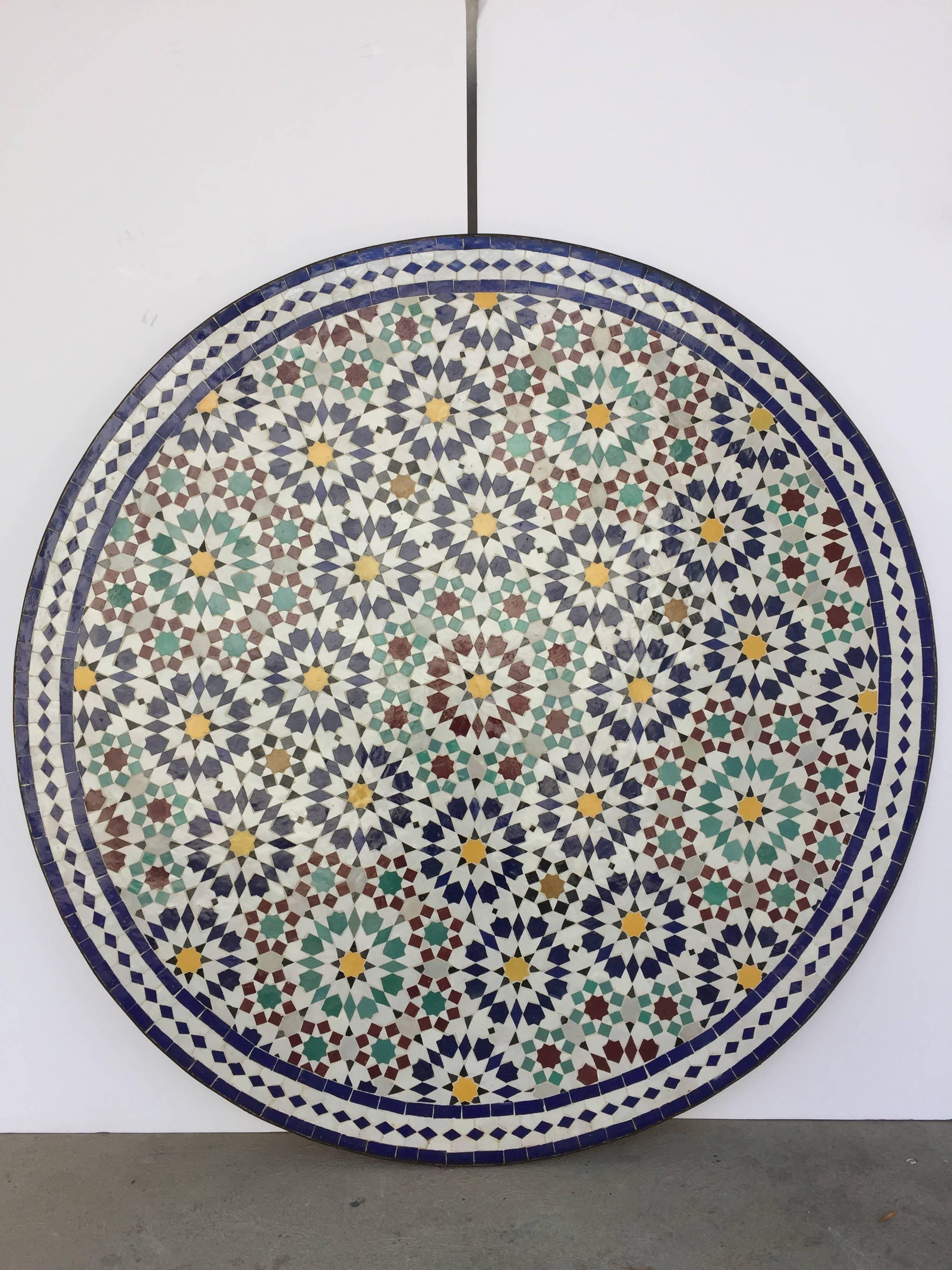 Marokkanischer runder Mosaik-Fliesentisch für den Außenbereich in maurischem Fez-Motiv im Zustand „Gut“ im Angebot in North Hollywood, CA
