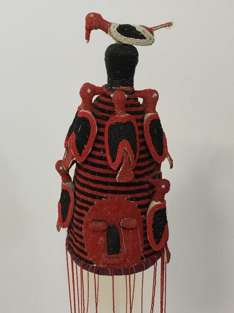 Yoruba Nigeria, afrikanisches rotes königliches Perlen-Kopfschmuck auf Lucite-Ständer (Stammeskunst) im Angebot