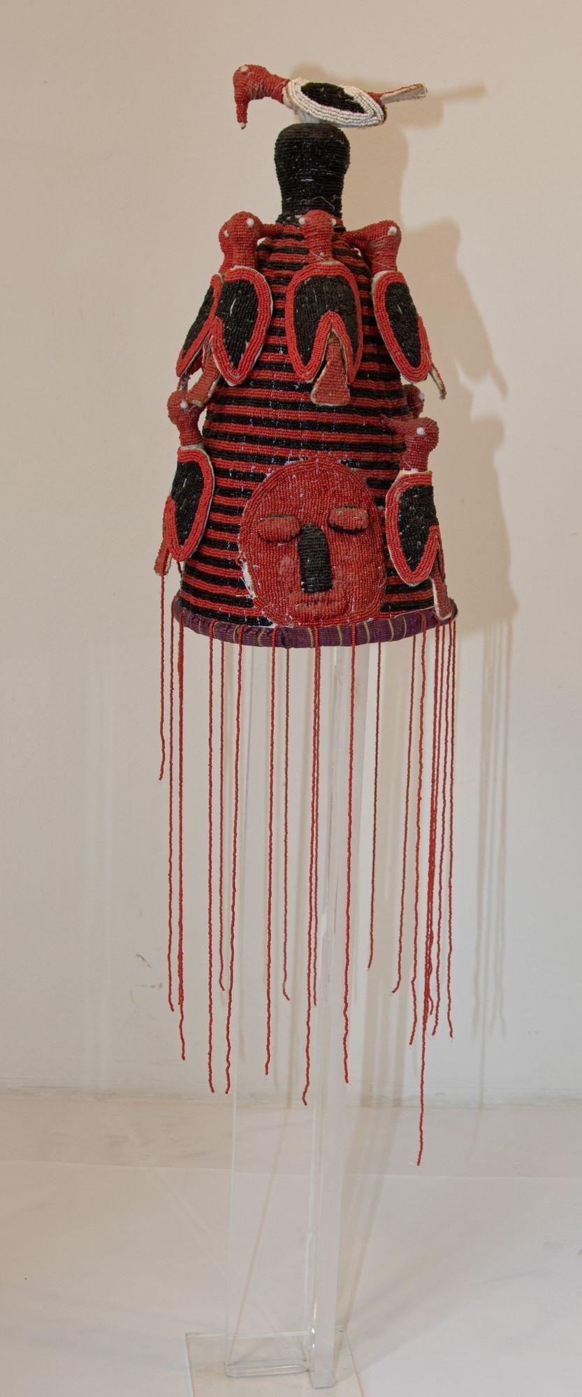 Westafrikanische handgekettelte Kopfbedeckung aus Yoruba, Nigeria.
Diese künstlerisch schöne und funktionale Kunstwerk ist mit Perlen in Elfenbein, rot und schwarz Farben mit Gesichtern Vögel Skulpturen bedeckt.
Die Yoruba-Stämme in Nigeria