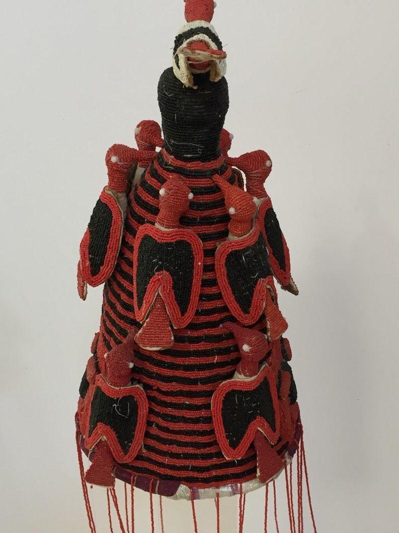 Yoruba Nigeria, afrikanisches rotes königliches Perlen-Kopfschmuck auf Lucite-Ständer im Angebot 4
