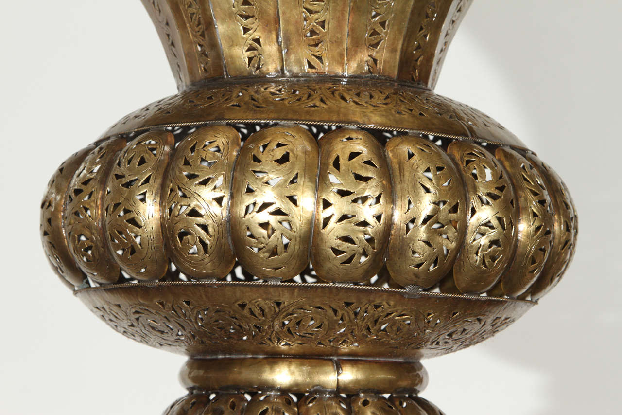 Lustre marocain en laiton mauresque de style Alberto Pinto en vente 3