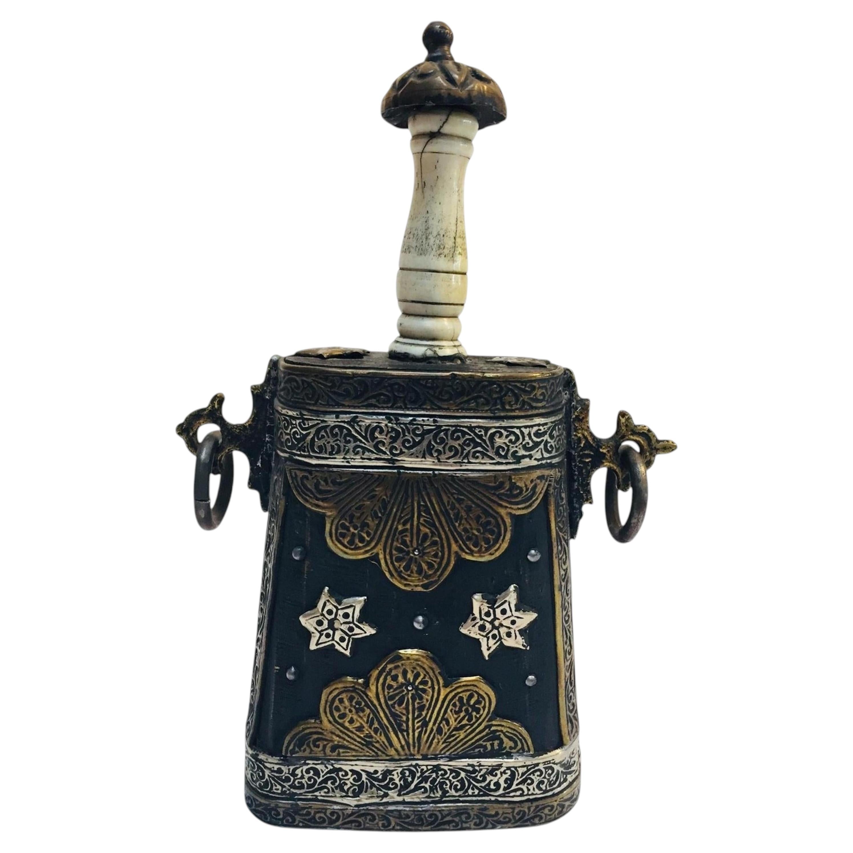 Marokkanisches antikes Berbergehäuse, Flask, handgeschnitzt im Angebot