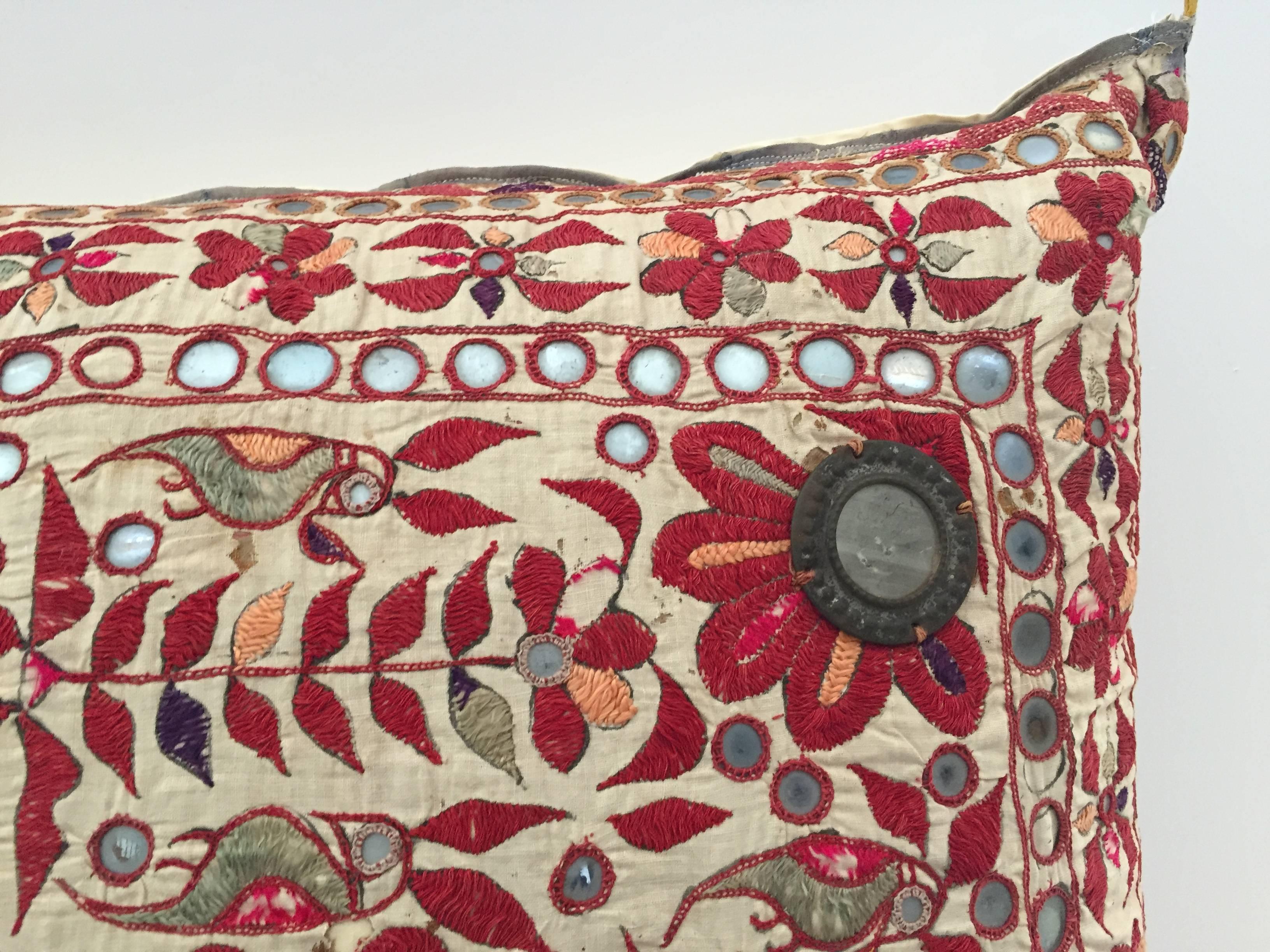 19. Jahrhundert, Rajasthani Bunte Stickerei und verspiegeltes dekoratives Kissen (Anglo Raj) im Angebot