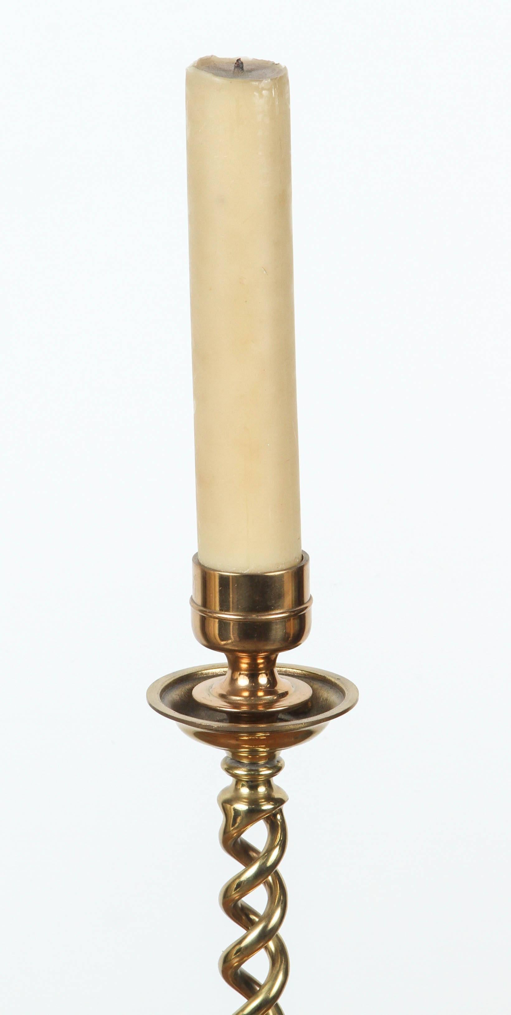Antike 19. C. Paar viktorianische Messing über Skala Gerste Twist Kerzenständer (Englisch) im Angebot