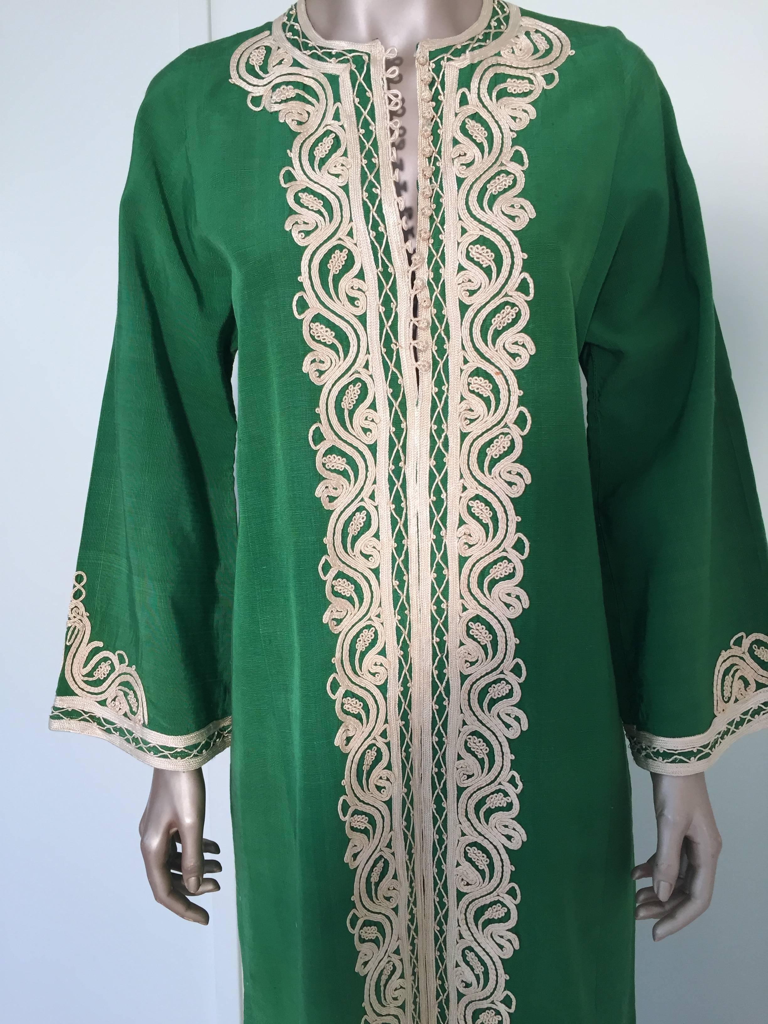 Elegant Moroccan caftan emerald green silk embroidered with white threads,
circa 1970s.
This long maxi dress kaftan is embroidered and embellished entirely by hand.
One of a kind evening Moroccan Middle Eastern gown.
The kaftan features a