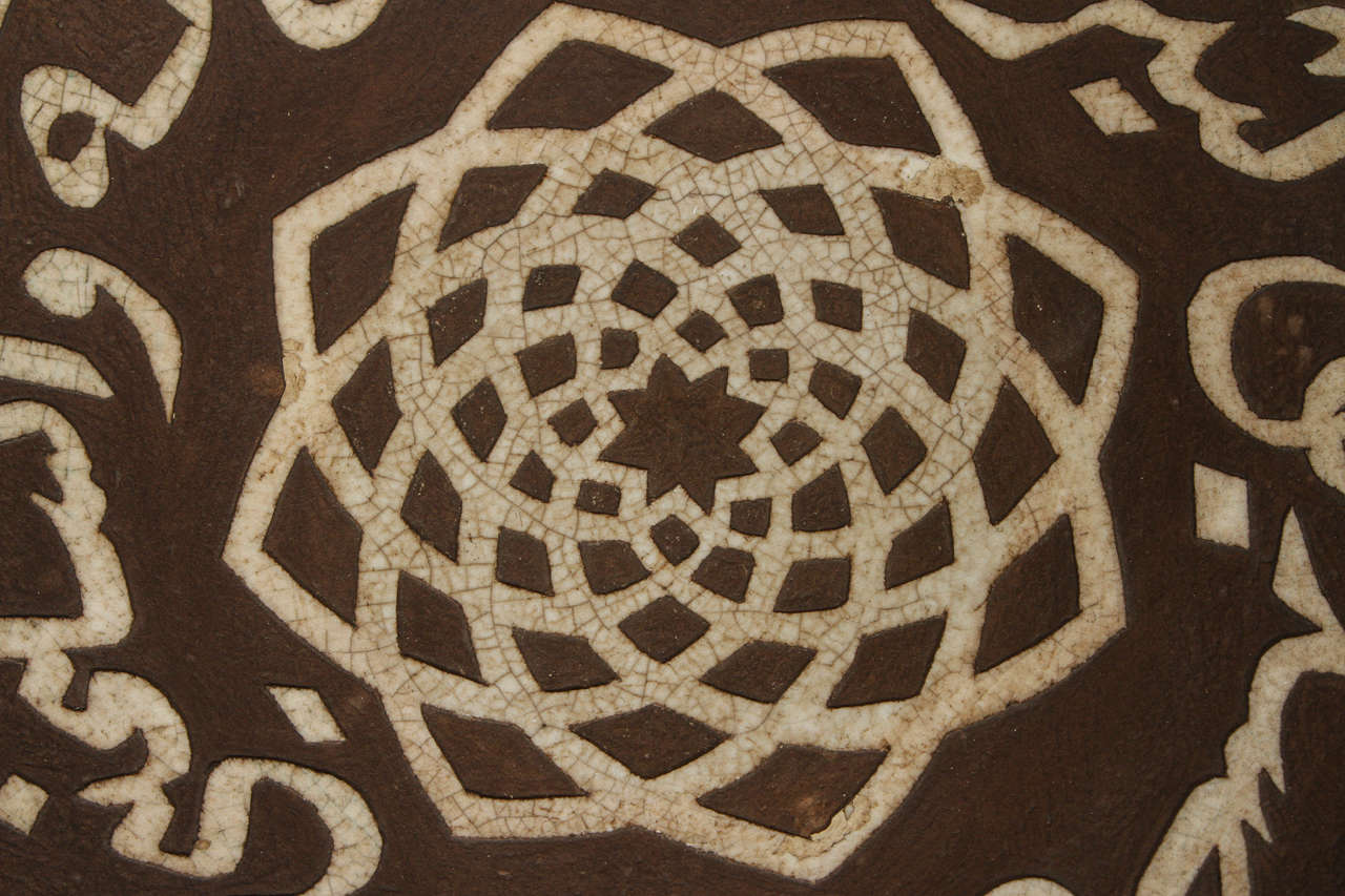 Marocain Assiette marron en céramique marocaine ciselée de scripts de calligraphie arabe en vente