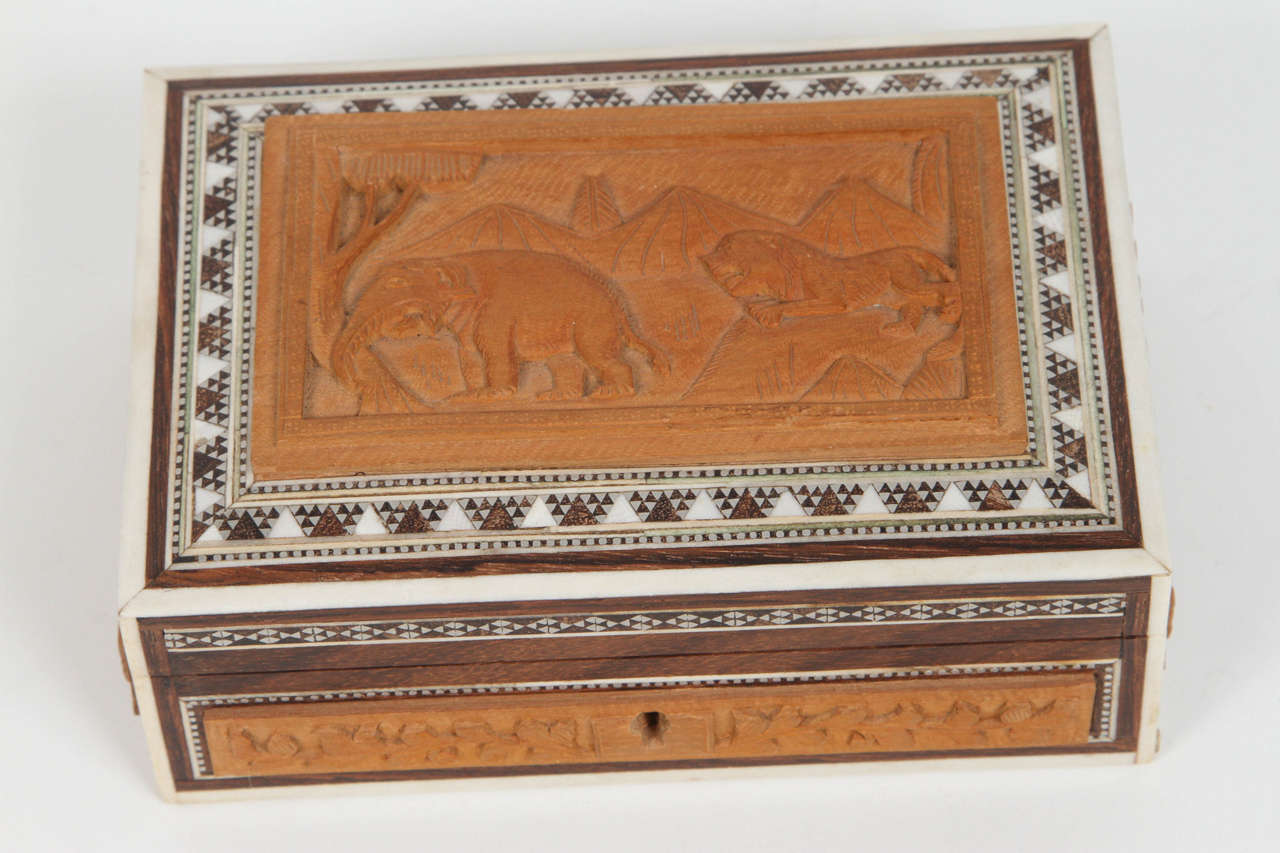 Anglo-Indian jewelry box, inlay with ebony, mosaic  marquetry Sadeli.
The ancient art of Sadeli Mosaic is said to have been introduced from Shiraz in Persia via Sind to Bombay, a long time before the Anglo Indian boxes were made. It was a technique,