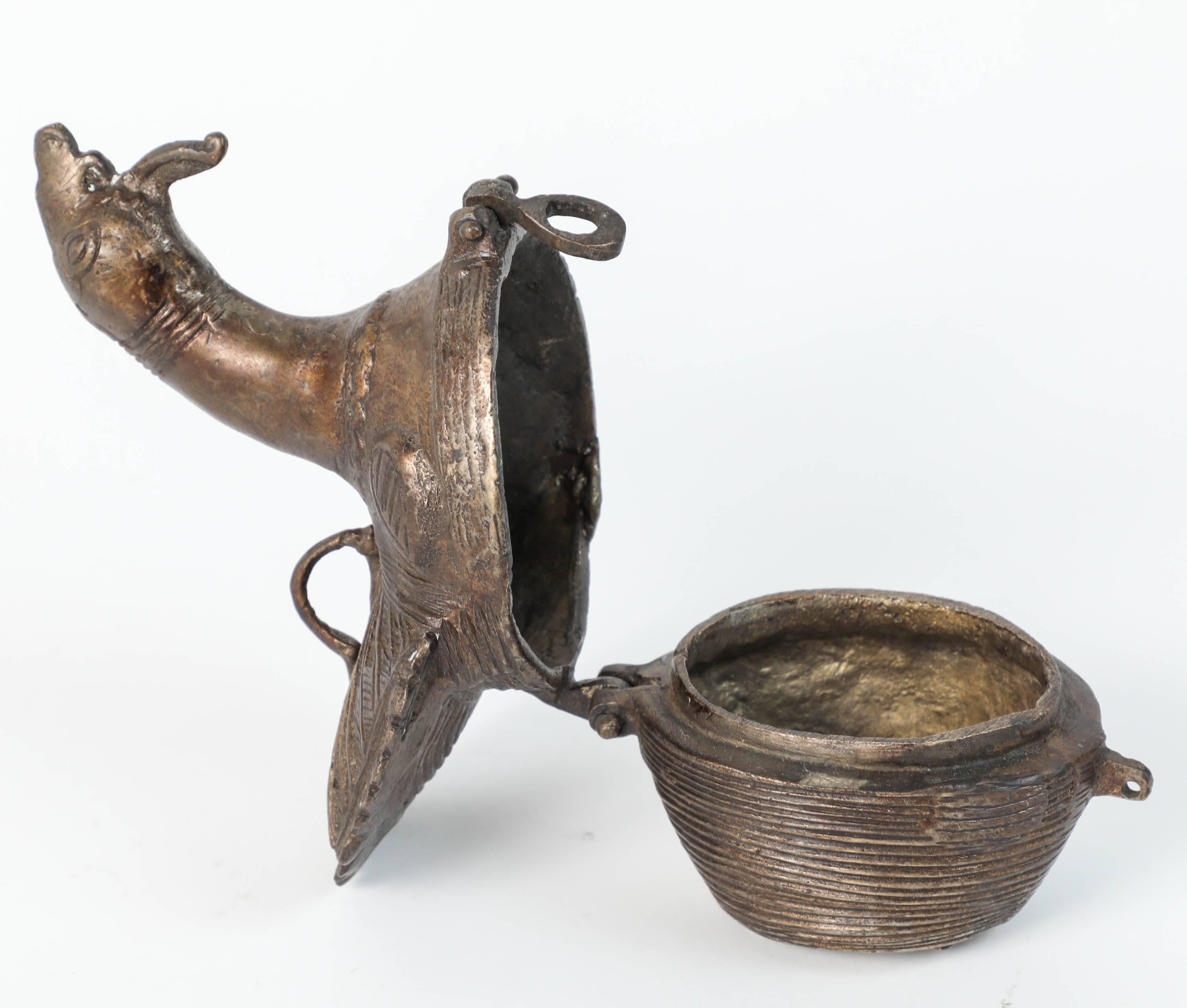 Islamique Boîte en bronze patiné d'un paon, de l'après un paon, Inde en vente