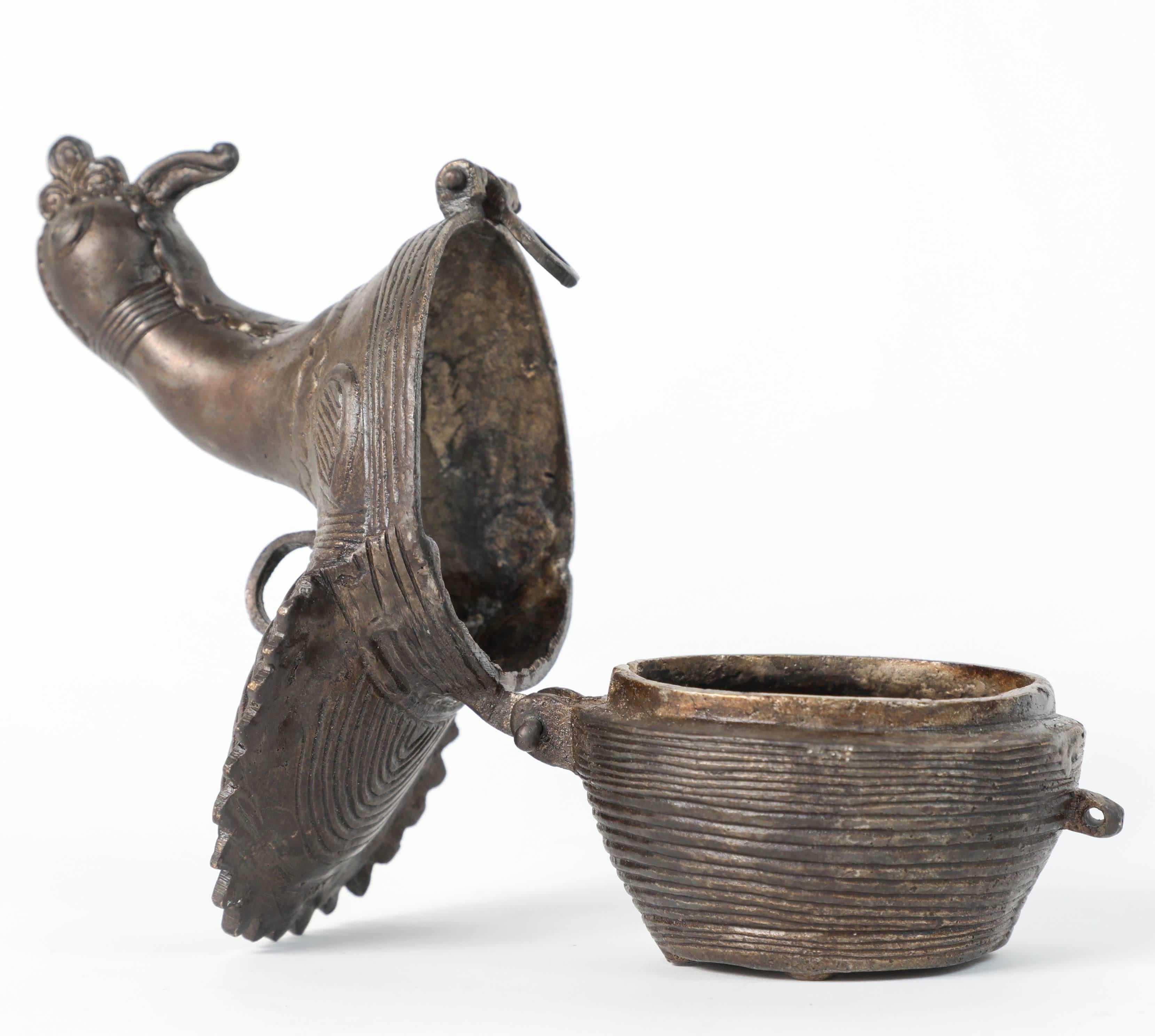 Fait main Boîte en bronze patiné d'un paon, de l'après un paon, Inde en vente