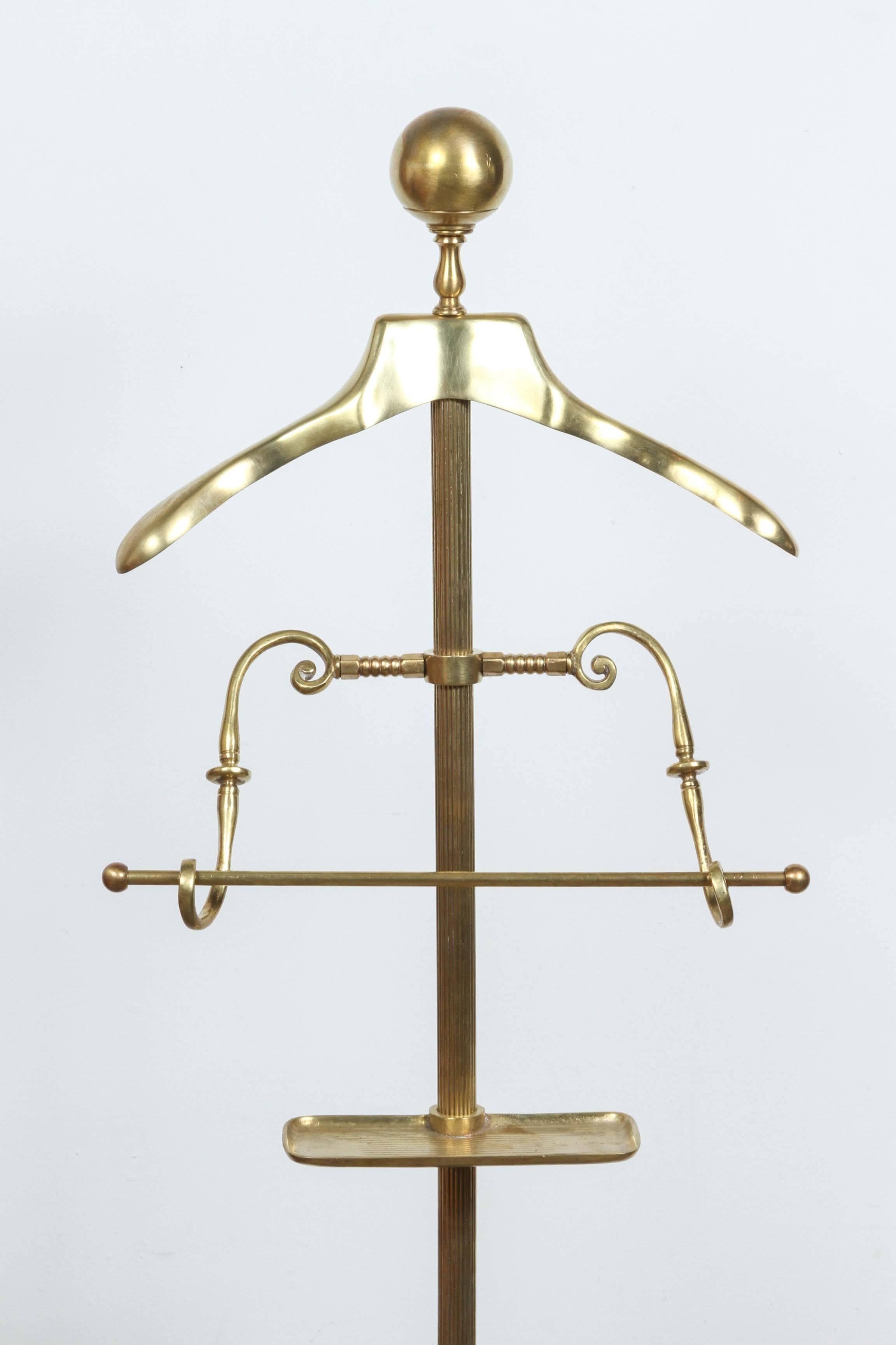 Art Deco Antique Gentleman Polished Brass Valet by Glo-Mar Artworks Inc NY.
Master Craft Art Deco style, gentleman polished brass Italian valet, with coat, pants and change holder.
Great vintage Mid-Century Modern polished brass gold valet to use