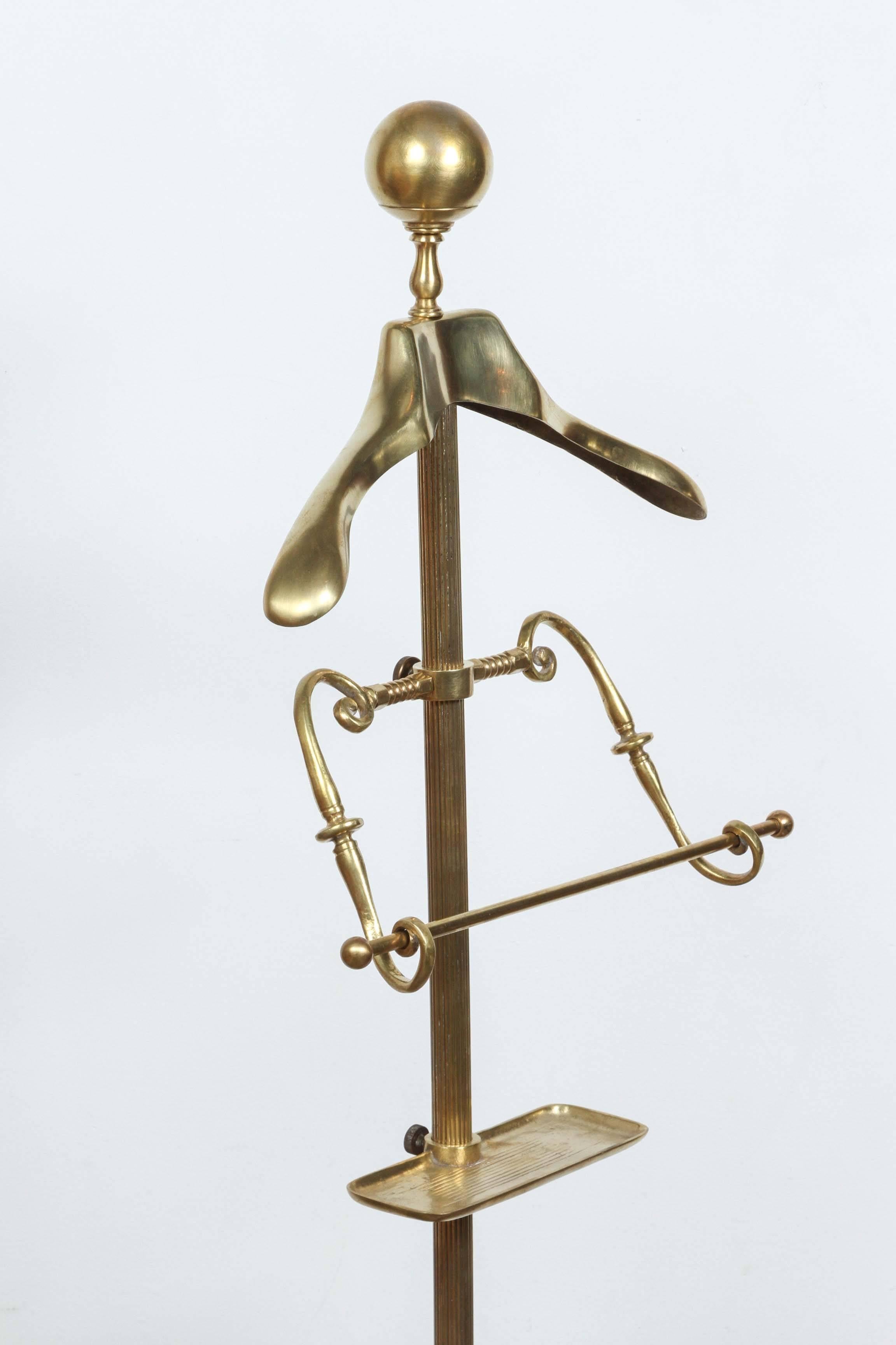 Master Craft Gentleman Polished Brass Valet 1960s by Glo-Mar Artworks Inc of NY In Good Condition In North Hollywood, CA