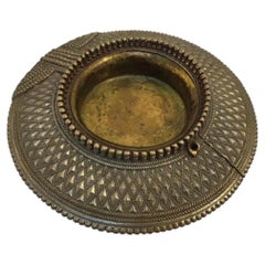 Antica cavigliera tribale indiana in ottone Dhokra, riutilizzata come portatutto, 1920 circa