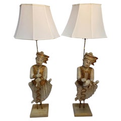 Paire de lampes de table thaïlandaises en bois sculpté et doré représentant des musiciens siamois, milieu du siècle dernier