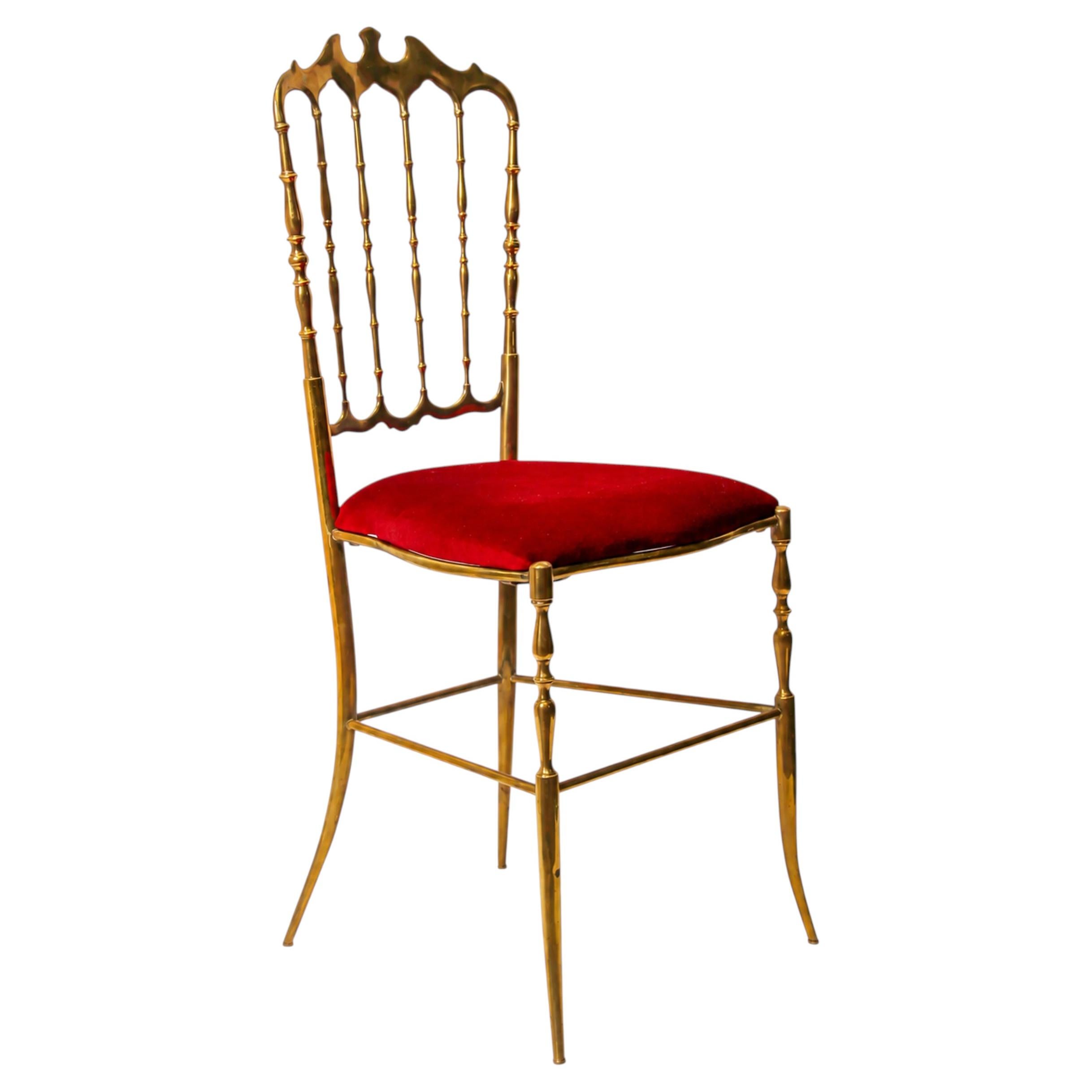 Chaise Chiavari italienne des années 1960, à dossier haut en laiton, avec assise en velours rouge