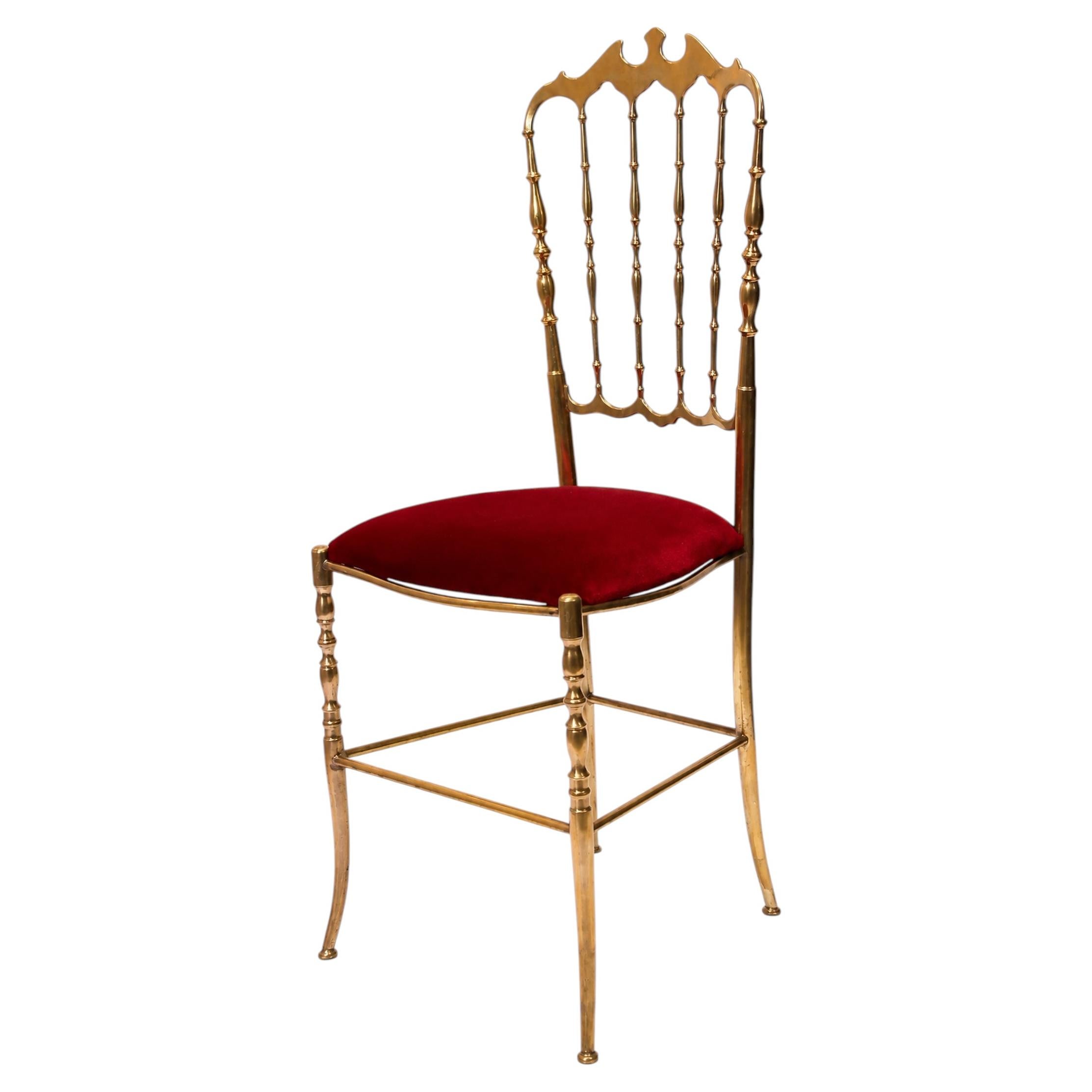 Silla Chiavari italiana de latón de los años 60, con respaldo en forma de alas de murciélago y tapizado de terciopelo rojo
