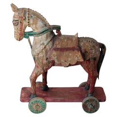 Grand cheval de temple asiatique surdimensionné en bois polychrome ancien d'Inde