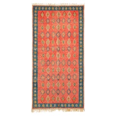 Tapis berbère marocain des années 1960, en laine à motifs géométriques corail et bleu sarcelle, 4'10" × 9'10"
