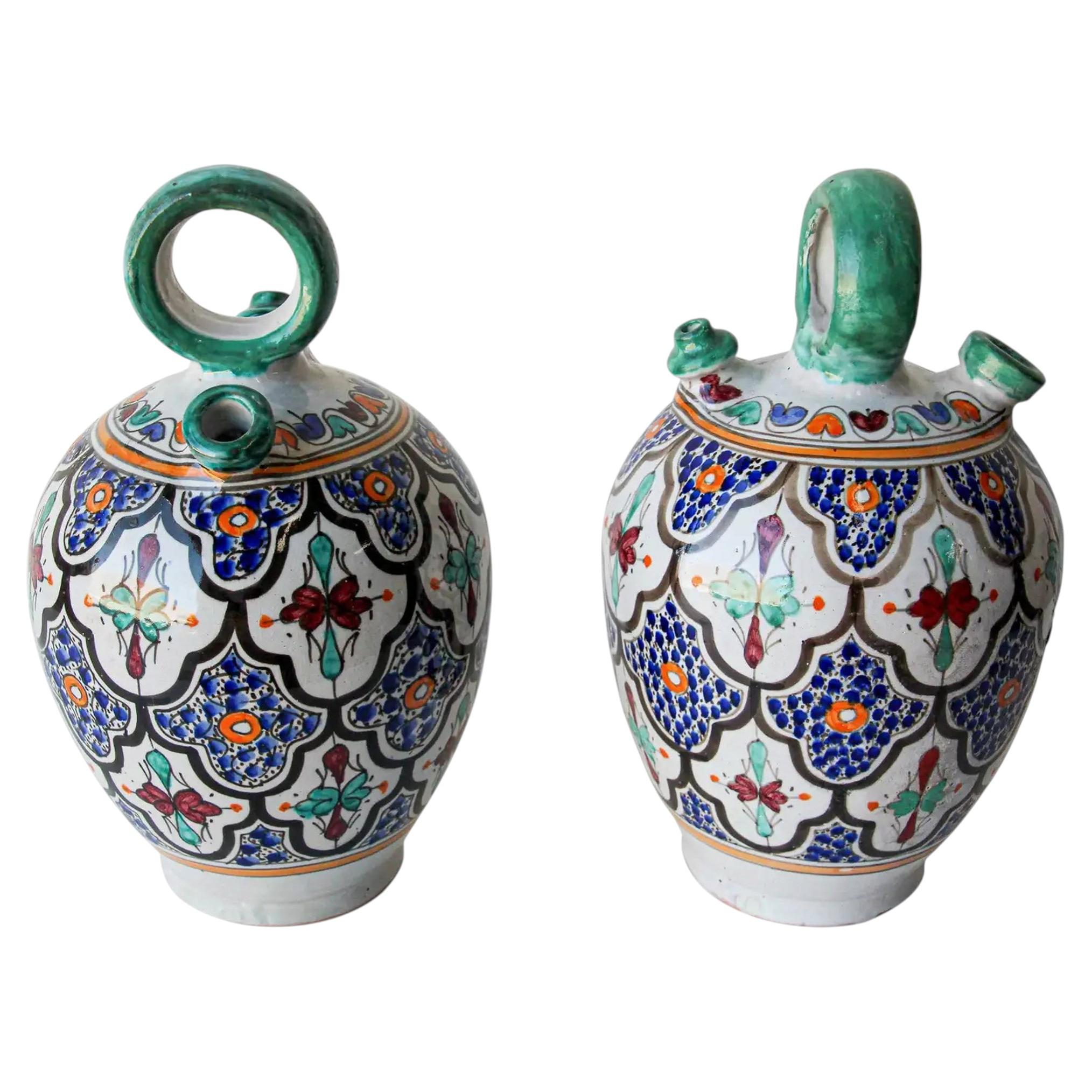 Paire de cruches à eau vintage en céramique polychrome de style « fez » marocain, vers 1940
