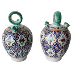 Paire de cruches à eau vintage en céramique polychrome de style « fez » marocain, vers 1940