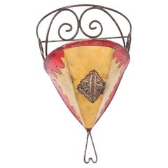 Abat-jour vintage marocain pour applique murale, en peau peinte en jaune et rose, avec volutes en fer, 1980