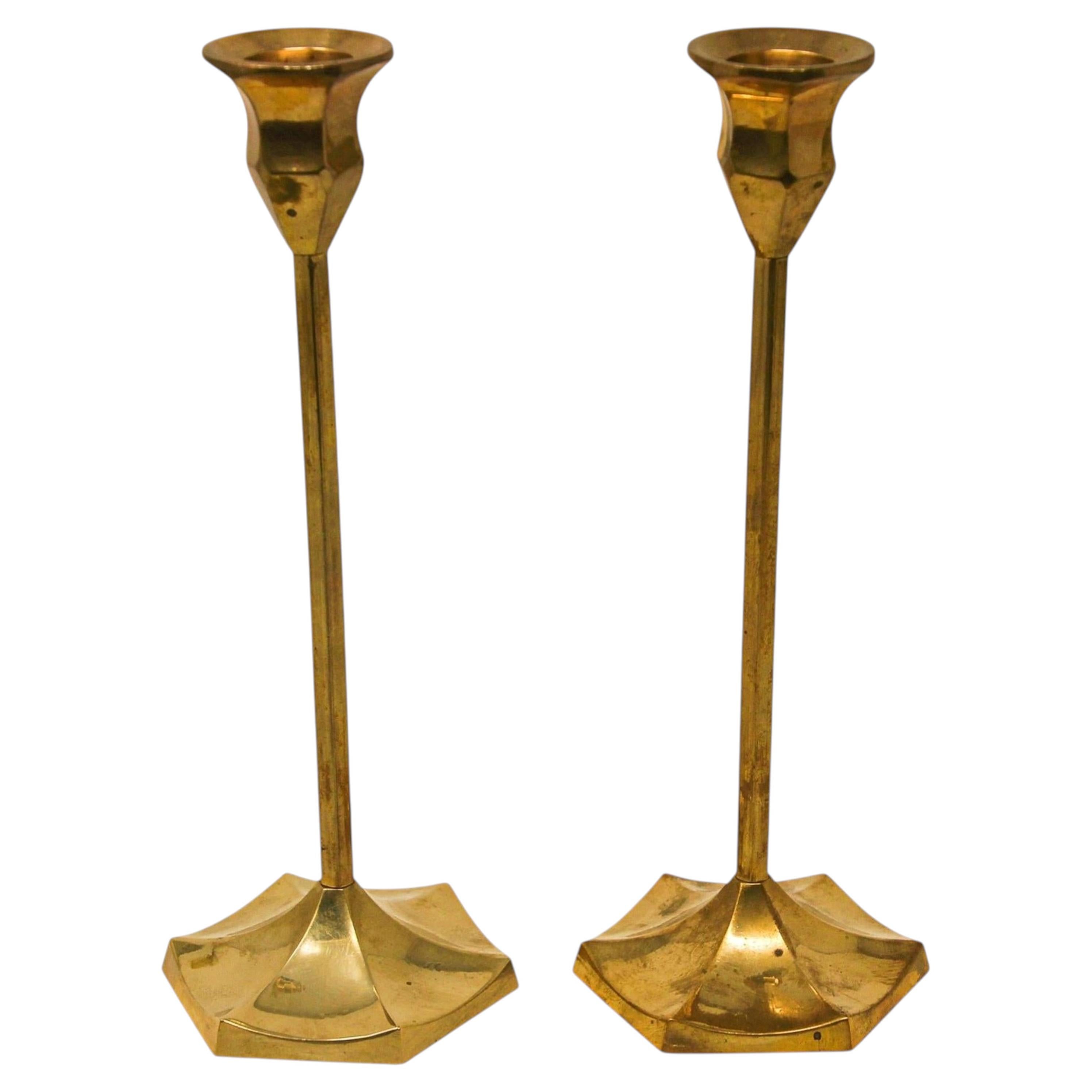 Pareja de candelabros de latón sueco vintage pulido