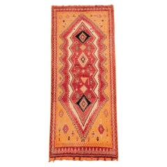 Tappeto berbero marocchino vintage nei toni dello zafferano, del corallo e del nero, 71 x 145 pollici, anni '60