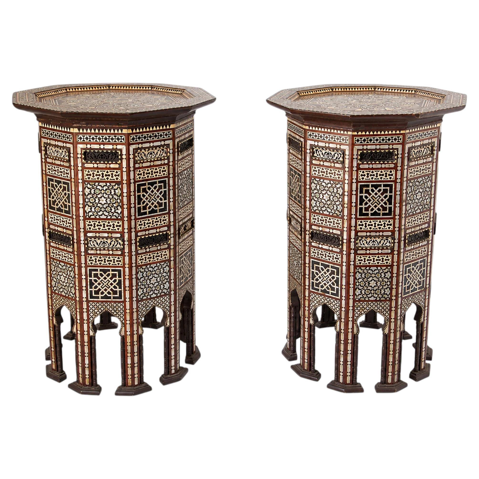 Paire de tables à pied d'époque, de style ottoman mauresque, incrustées de nacre d'ormeau