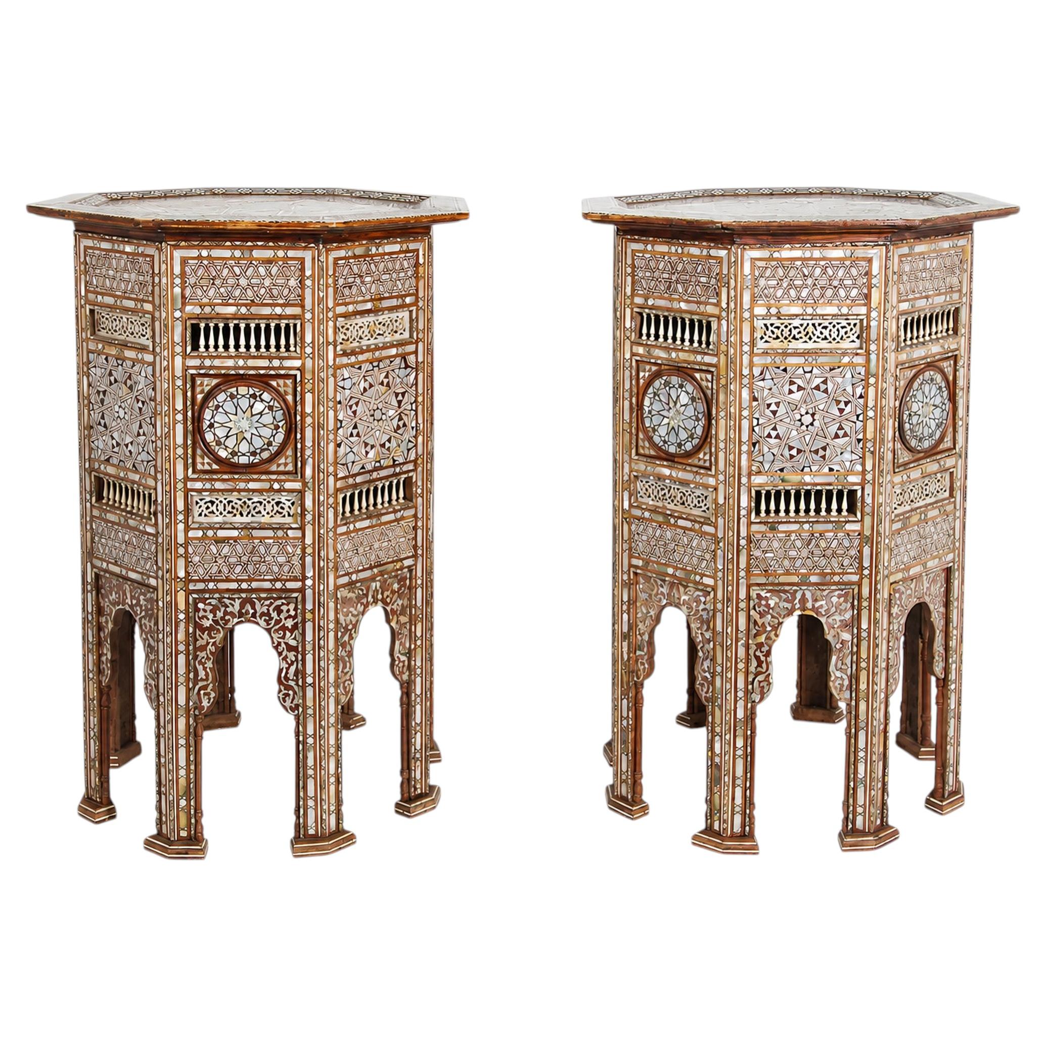 Paire de grands poufs ottomans anciens de style mauresque, incrustés d'ormeau, de nacre et d'os