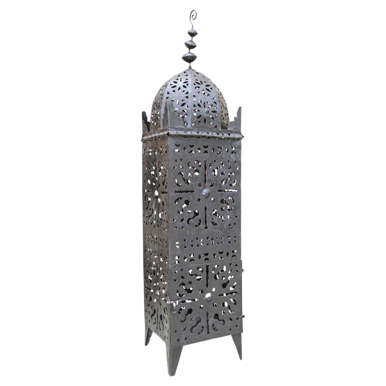 Grande lanterne d'extérieur en métal marocain avec bougie en forme d'ouragan en vente
