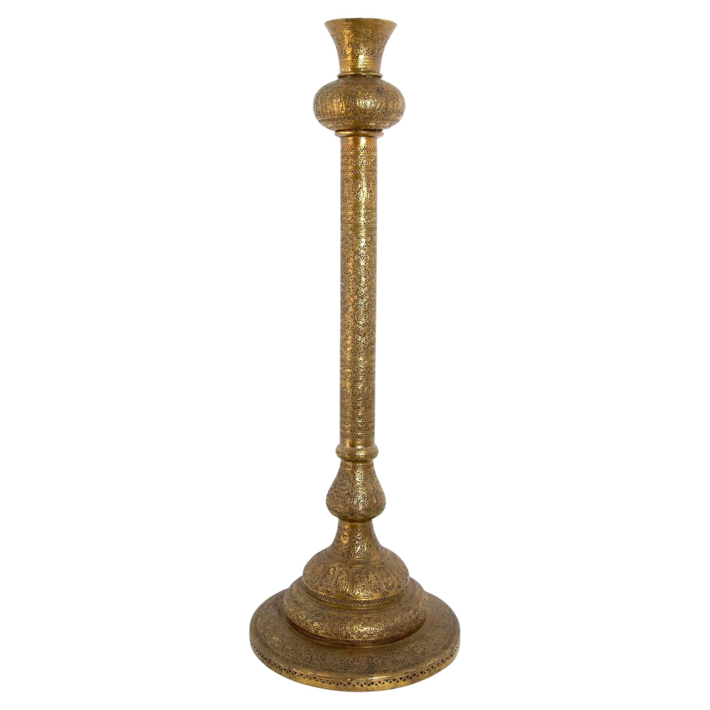 Candelabro de suelo antiguo de latón calado, de estilo neomameluco egipcio, de alrededor de 1880