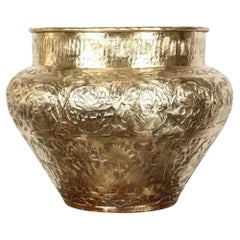 Großer Übertopf im Stil des ägyptischen Mamluk-Revivals aus getriebenem Messing, 19 in.