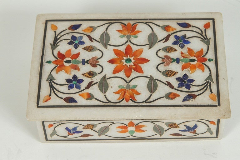 Anglo Indian inlaid white marble pietra dura set of 2 boxes with lid and one small tray.

These hand made marble jewelry boxes are inlay with semi precious stones.
Lapis lazuli for the blue, green tone malachite, turquoise, jasper, carnelian for