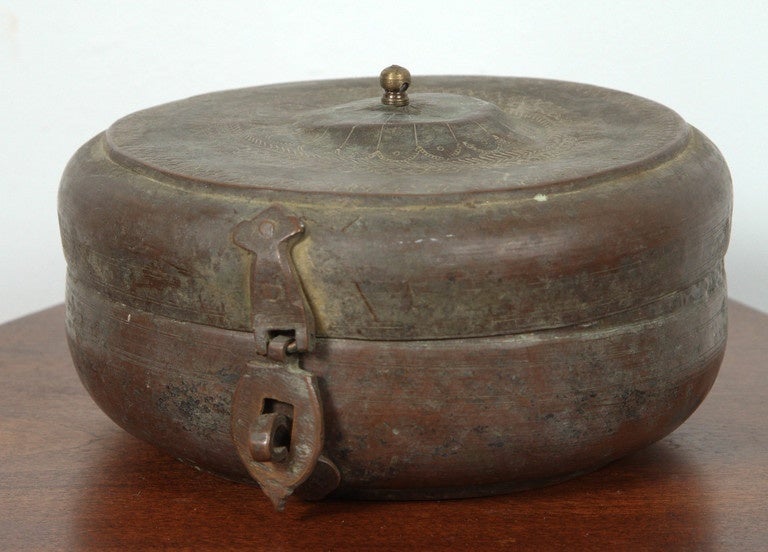 Beautiful decorative round bronze Anglo Raj tea caddy box with lid.
Delicately hand hammered with floral and geometric designs.
Probably used as a tea caddy. Very nice antique patina.