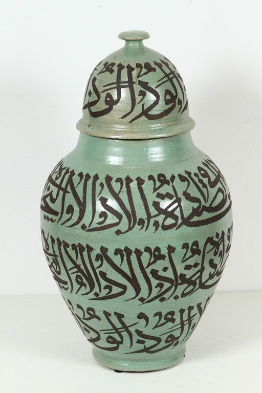 Grandes urnes en céramique mauresque verte ciselées avec une écriture poétique en calligraphie arabe.
Vases artisanaux de Fès au Maroc, gravés de calligraphies arabes.
Ce type d'écriture calligraphique s'appelle le Lettrisme. Il s'agit d'une forme