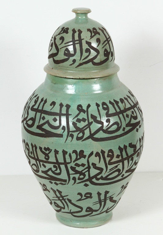 Mauresque Urnes mauresques vertes avec calligraphie arabe ciselée en vente