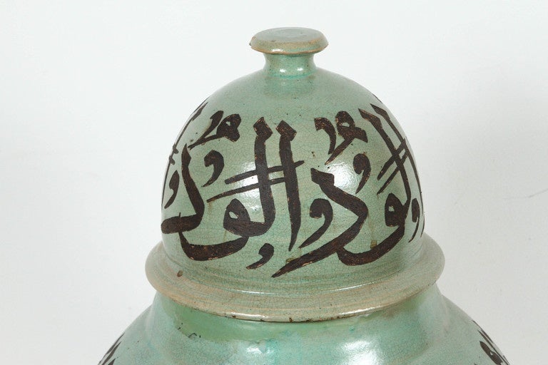 Marocain Urnes mauresques vertes avec calligraphie arabe ciselée en vente