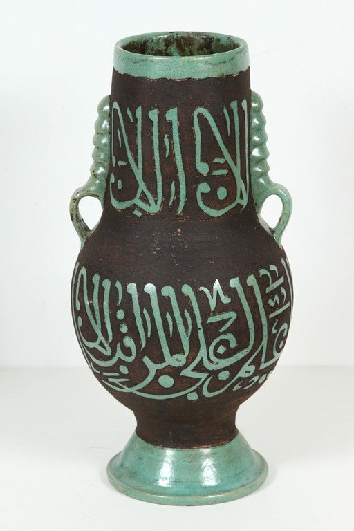 Paar sehr dekorative braune und grüne handgefertigte marokkanische Keramikvasen aus Fes mit zwei Griffen, die von Hand mit grüner arabischer Kalligraphie graviert sind.
Diese Art von Schrift, die kalligraphisch aussieht, wird Lettrismus genannt,