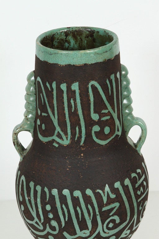 Grüne marokkanische Keramikvasen mit gemeißelter arabischer Kalligraphie- Poesie (Islamisch) im Angebot