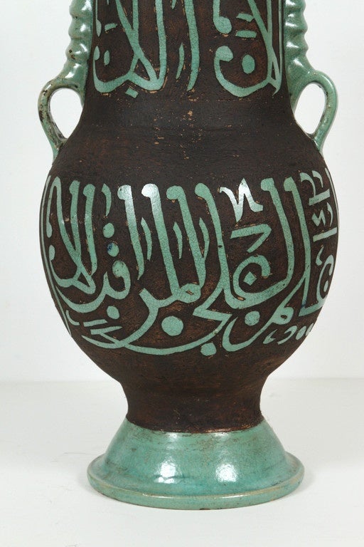 Grüne marokkanische Keramikvasen mit gemeißelter arabischer Kalligraphie- Poesie (Marokkanisch) im Angebot