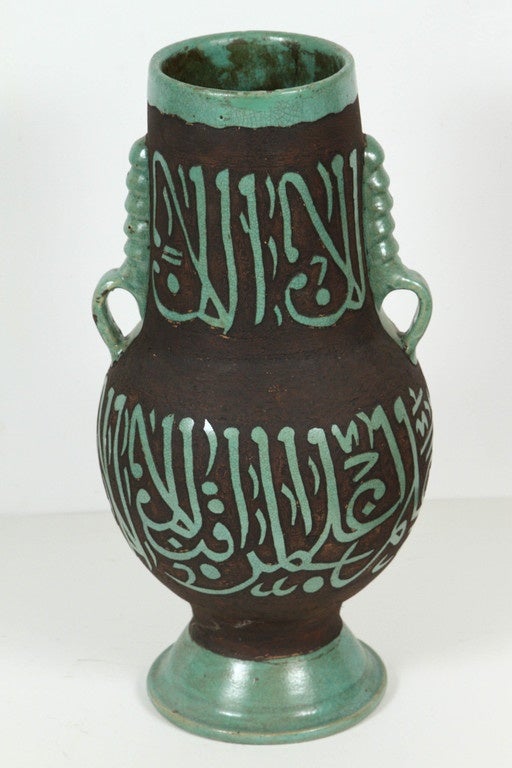Grüne marokkanische Keramikvasen mit gemeißelter arabischer Kalligraphie- Poesie (Handgeschnitzt) im Angebot