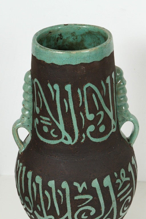 20ième siècle Vases marocains verts avec calligraphie arabe ciselée poésie en vente