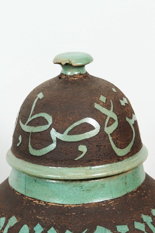 Mauresque Paire de grands pots marocains en céramique marron et verte avec couvercle en vente