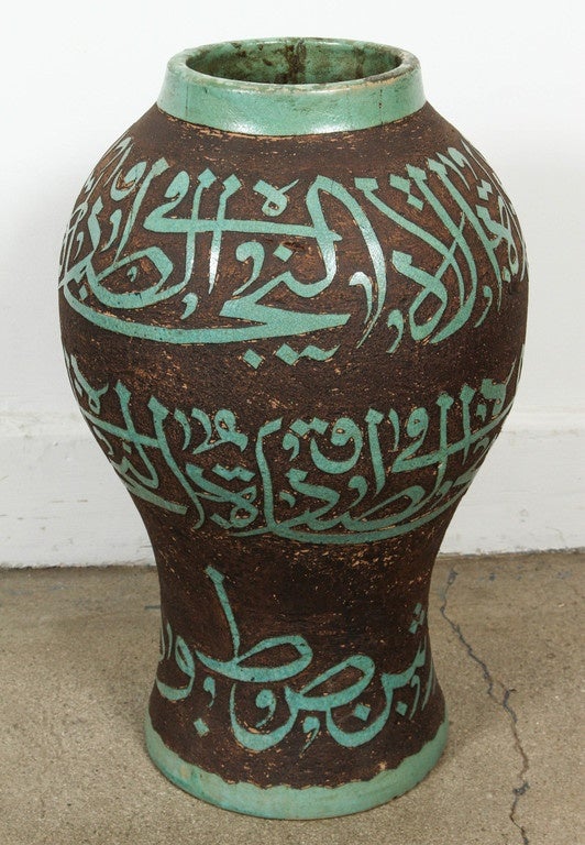Marocain Paire de grands pots marocains en céramique marron et verte avec couvercle en vente