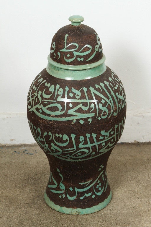 Buriné Paire de grands pots marocains en céramique marron et verte avec couvercle en vente