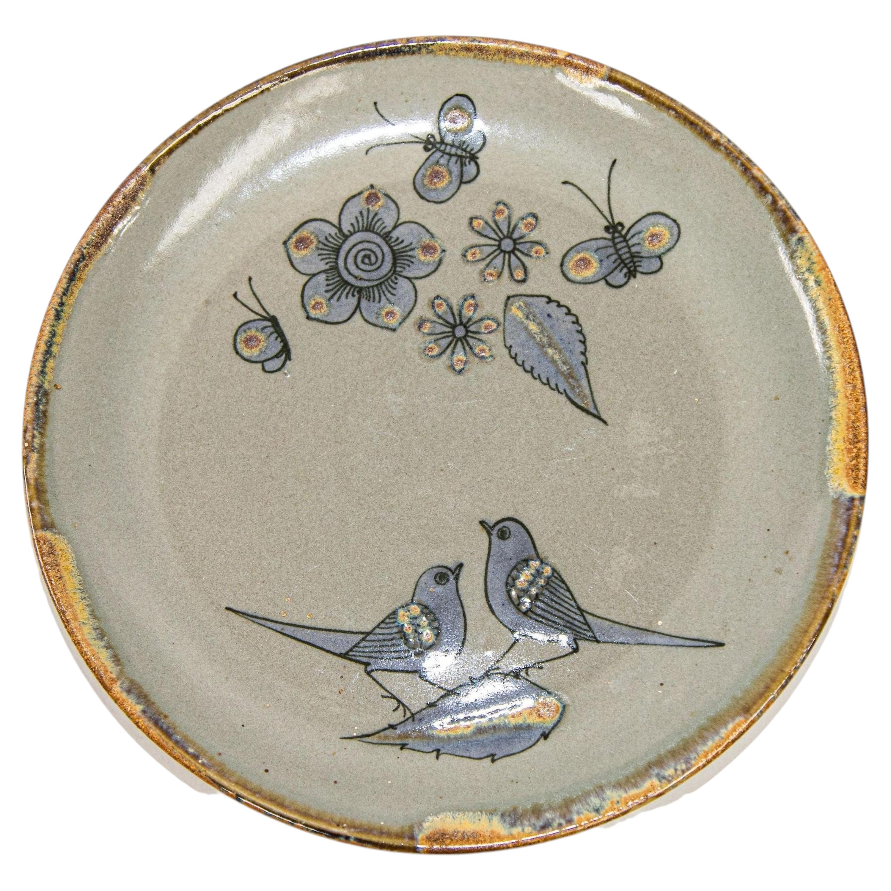 Plato de Tonala Folk Art Pottery Pintado a Mano con Pájaros, México, circa 1960's