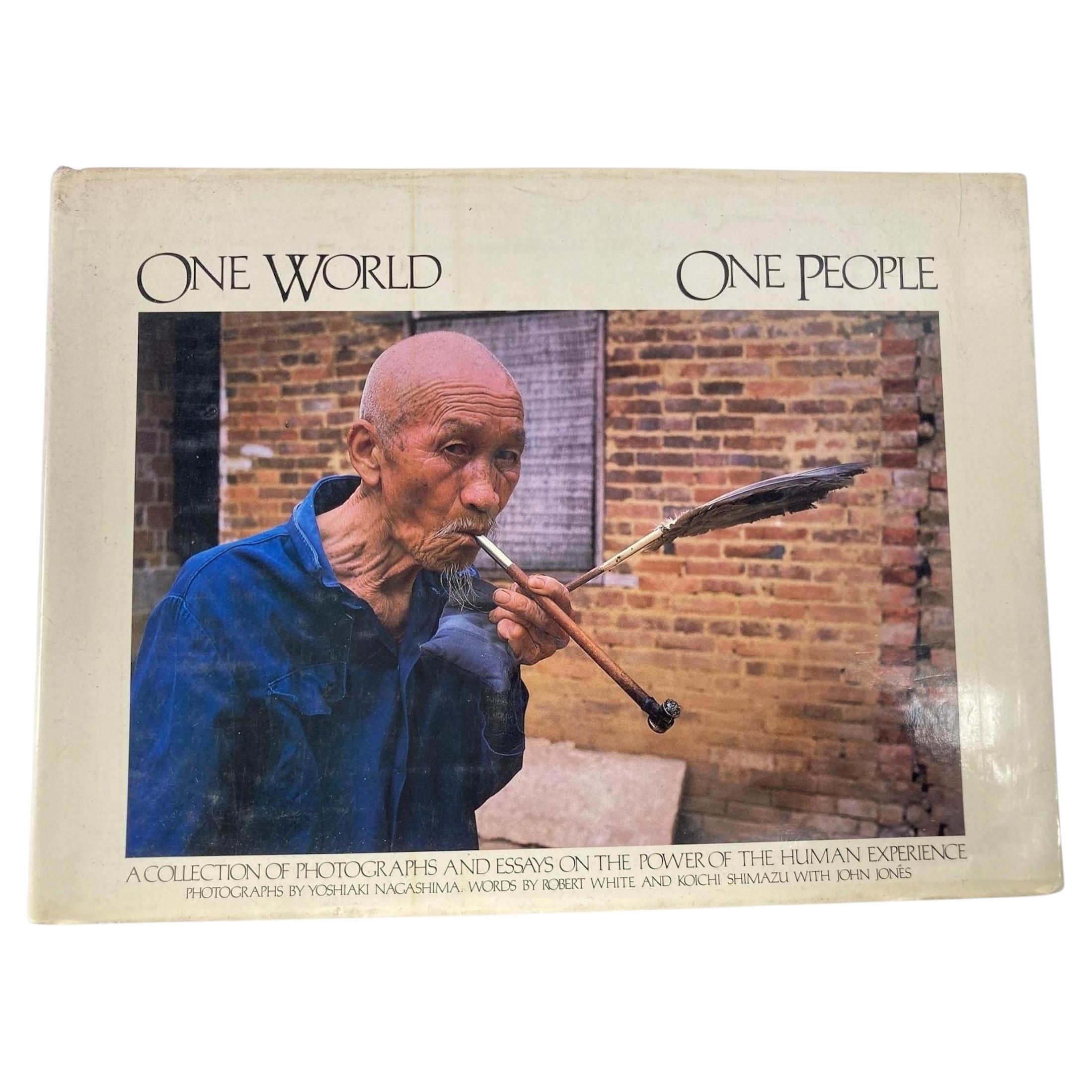 Eine Welt, ein Mensch: Eine Sammlung von Fotografien und Essays im Angebot