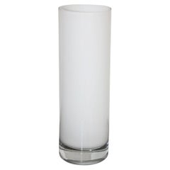 Vaso di fiori in vetro bianco modernista e minimalista