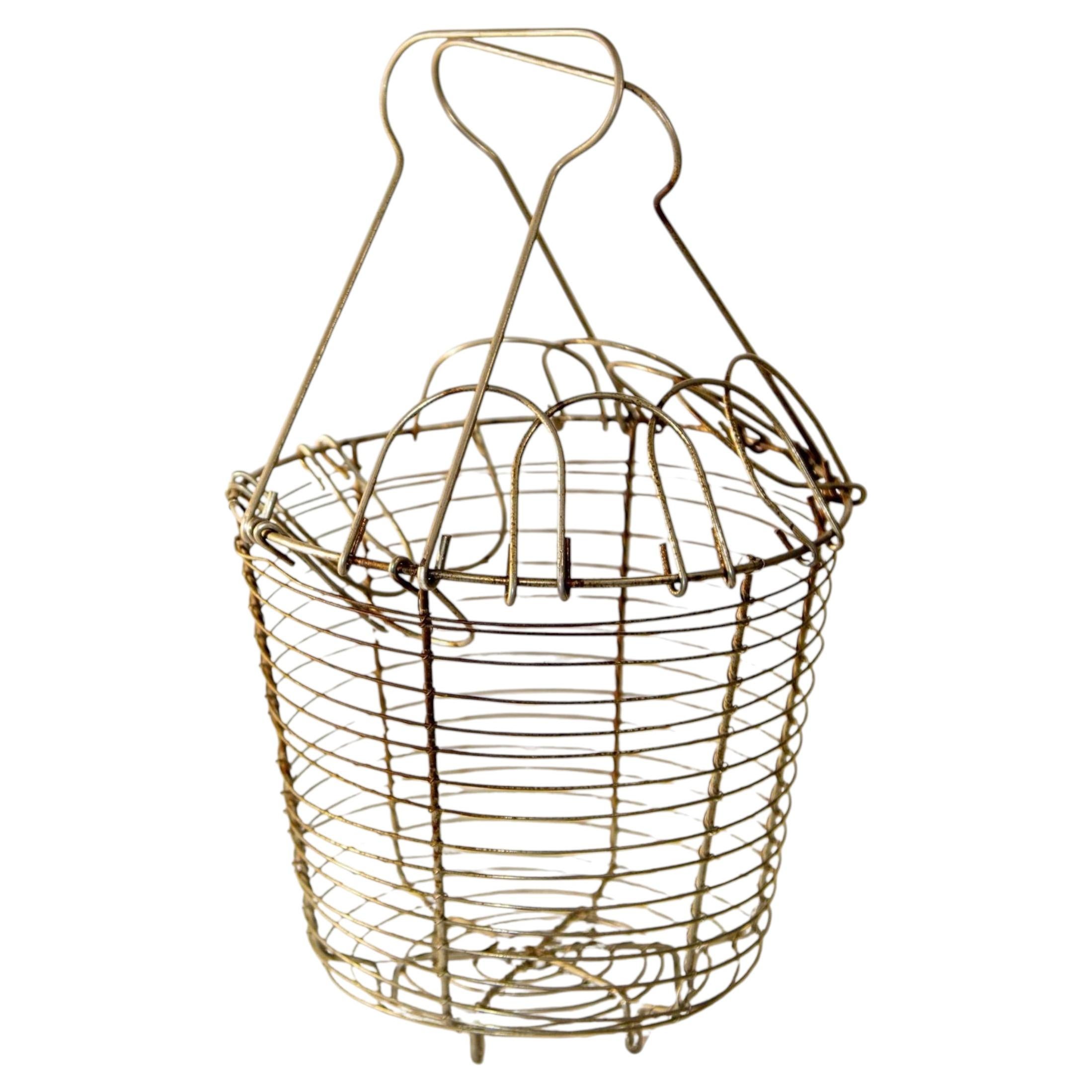 Panier à œufs rustique en métal antique décoré d'une ferme française