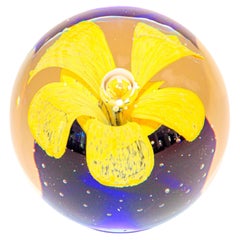Presse-papiers de Murano soufflé à la main, fleur jaune avec base bleue, verre d'art de collection